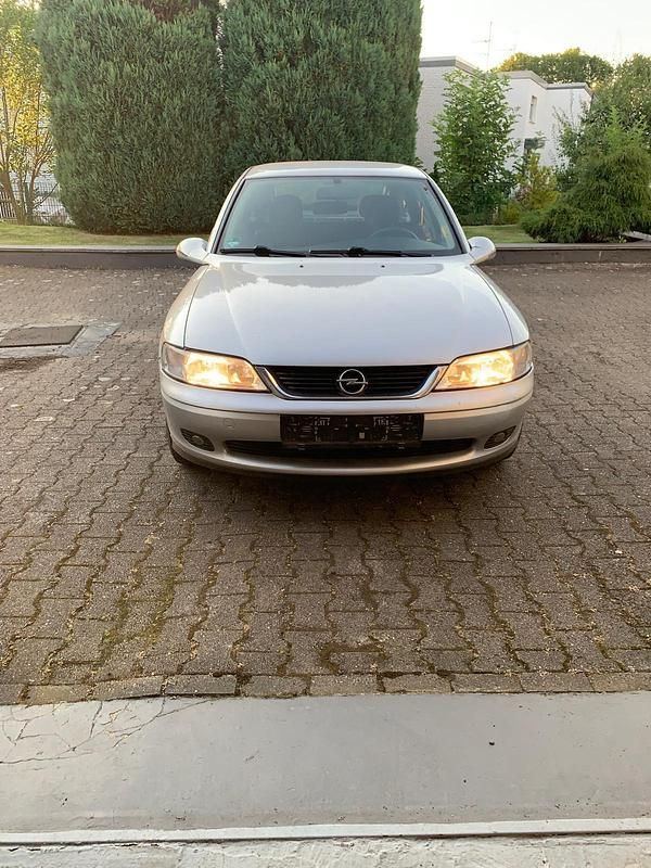 Silber Gebraucht 2001 Opel Vectra Kleinwagen | 749 € - Bild 1/4