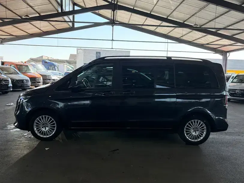 Gebraucht Mercedes V220 Style 163 PS (119 kW) 2025 Grau Van / Kleinbus