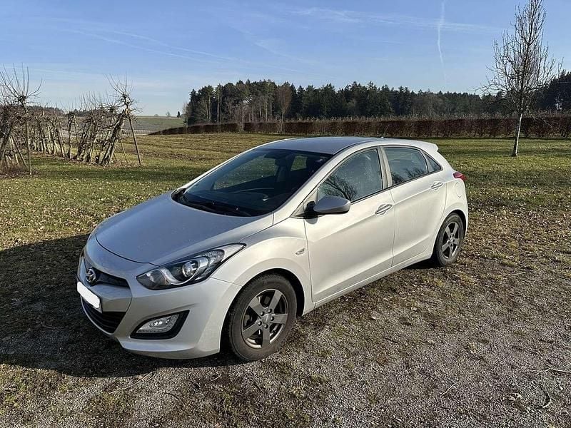 Silber Gebraucht 2013 Hyundai i30 Edition Limousine | 6.700 € (Fairer Preis) - Bild 1/4