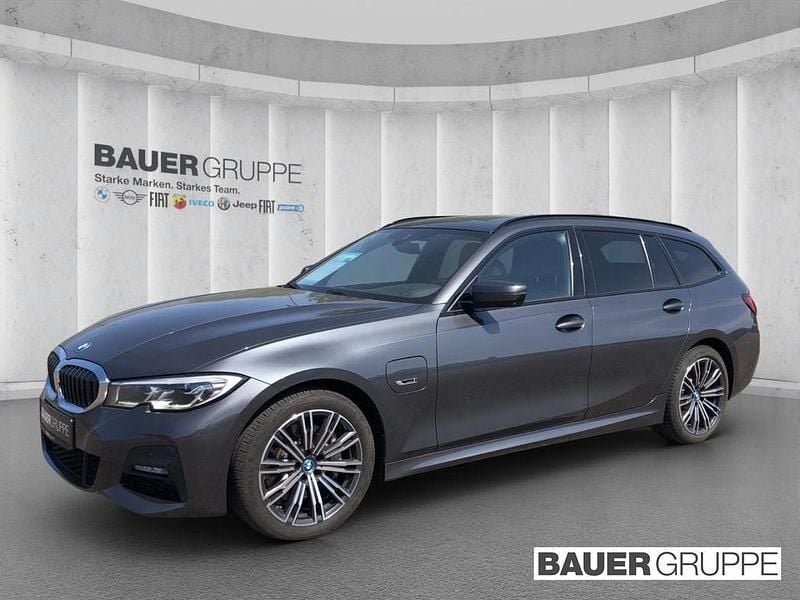 Grau Gebraucht 2022 BMW 330e M Sport Kombi | 27.490 € - Bild 1/4