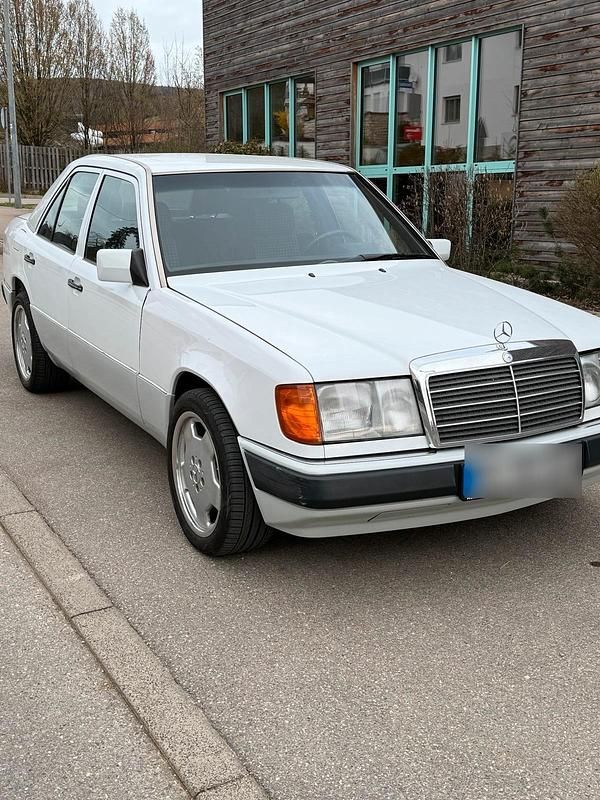 Używany Mercedes E220 150 KM (110 kW) 1993 Biały Sedan/Limuzyna