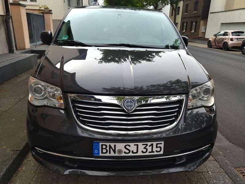 Grau Gebraucht 2011 Lancia Voyager Gold Van / Kleinbus | 6.950 € (Guter Preis) - Bild 1/4