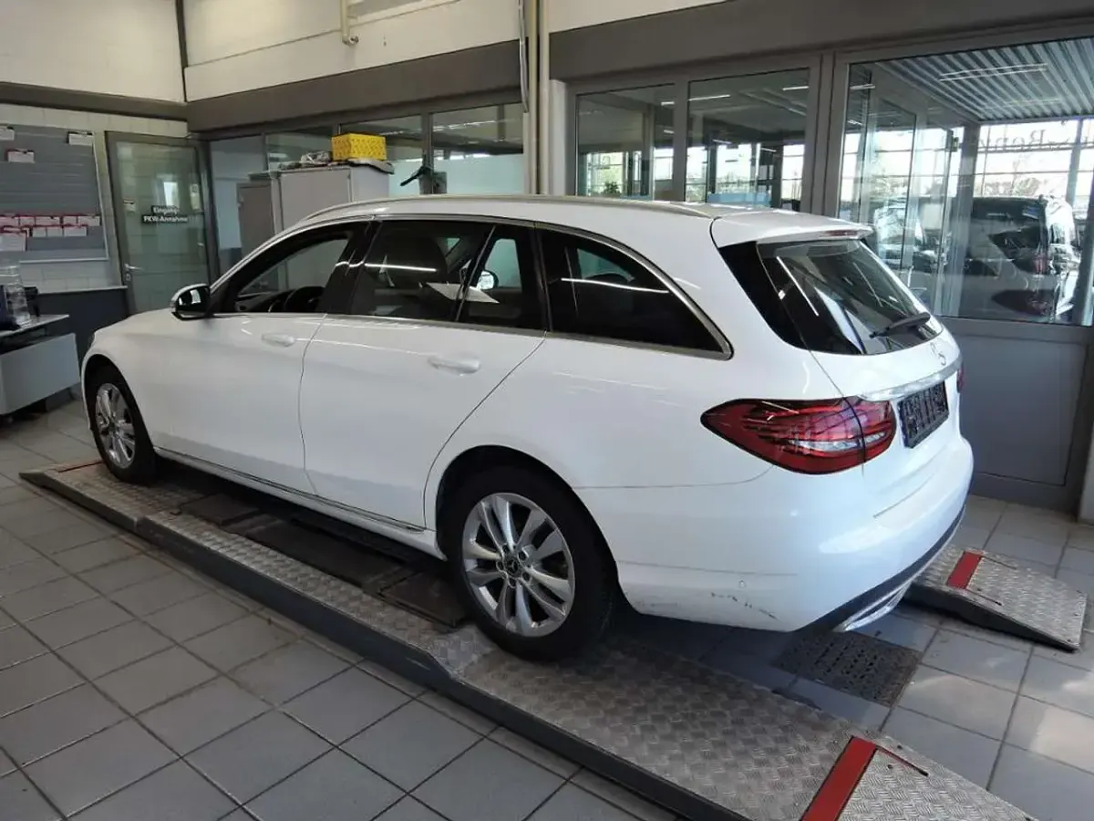 Gebraucht Mercedes C220 Avantgarde 194 PS (142 kW) 2019 Weiß Limousine