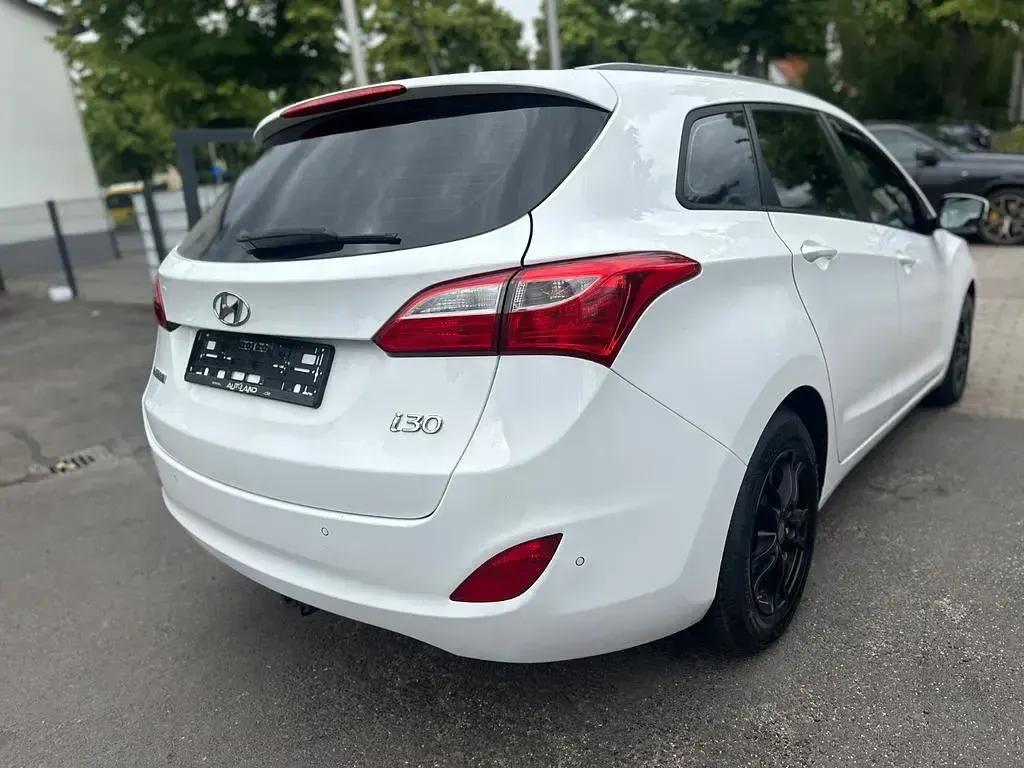 Gebraucht Hyundai i30 Trend 110 PS (80 kW) 2015 Weiß Kombi