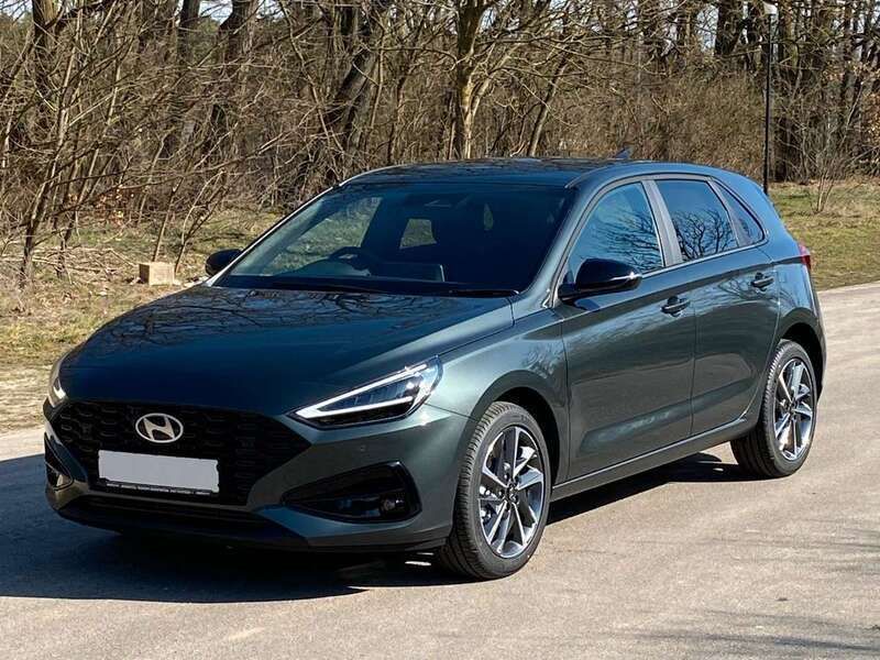 Cypress green Neu 2025 Hyundai i30 Advantage Limousine | 27.890 € (Fairer Preis) - Bild 1/4