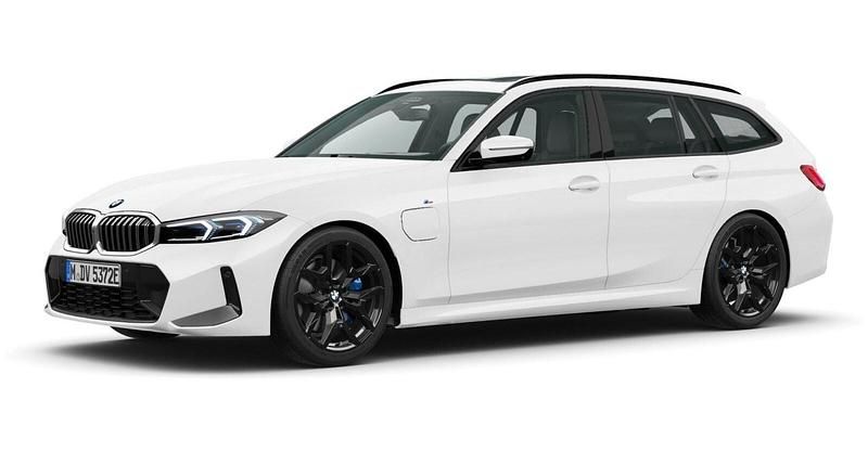 Weiß Gebraucht 2025 BMW 330e Comfort Edition Kombi | 50.698 € (Guter Preis) - Bild 1/4