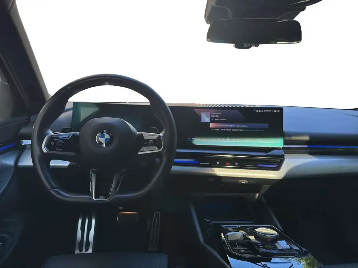 Gebraucht BMW 520 M Sport 197 PS (144 kW) 2024 Grau Limousine