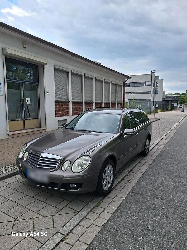 Grau Gebraucht 2009 Mercedes E200 Kombi | 4.900 € - Bild 1/4