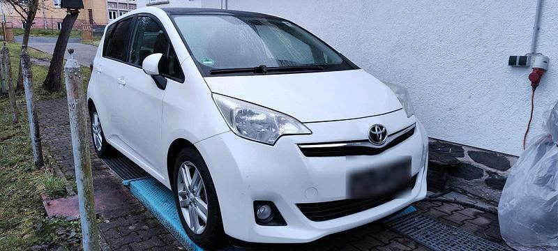 Weiß Gebraucht 2011 Toyota Verso-S Van / Kleinbus | 5.000 € (Fairer Preis) - Bild 1/4