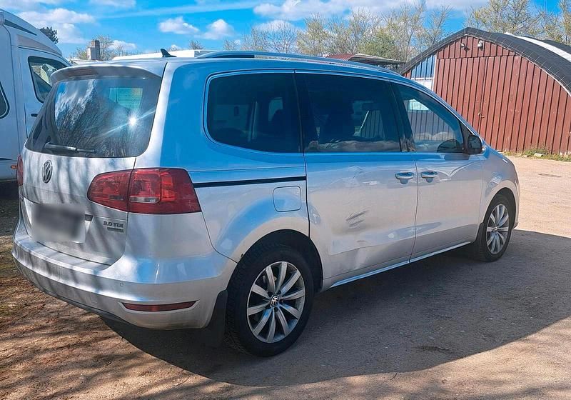 Second-hand VW Sharan 140 CP (102 kW) 2012 Argintiu Monovolum