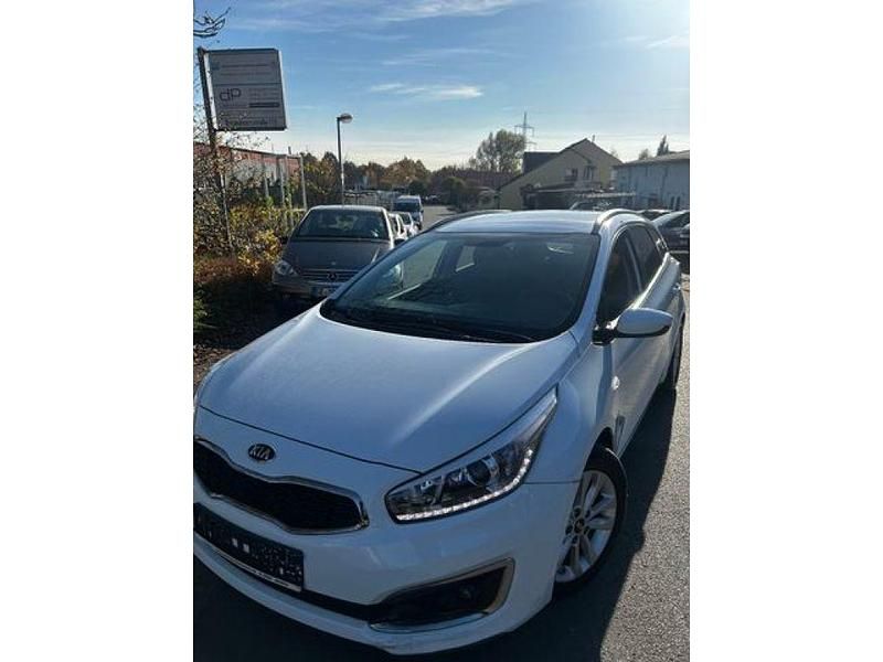 Gebraucht Kia Ceed 101 PS (74 kW) 2016 (wd) carraraweiss Kleinwagen