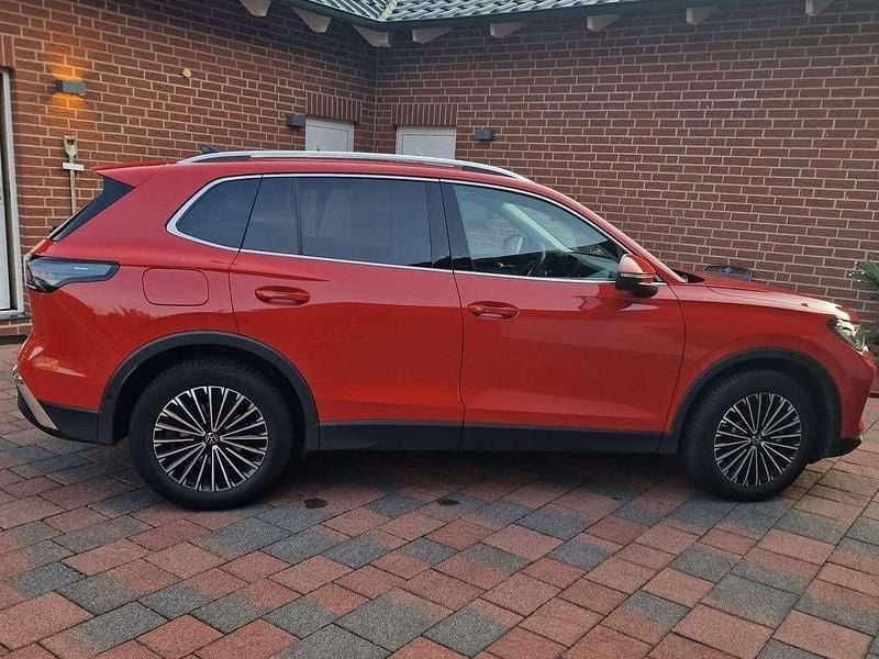 Rot Gebraucht 2024 VW Tiguan SUV | 33.499 € (Superpreis) - Bild 1/3