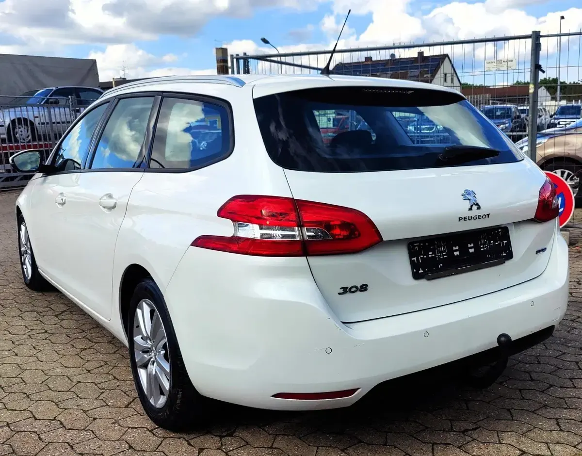 Gebraucht Peugeot 308 Active 120 PS (88 kW) 2016 Weiß Kombi