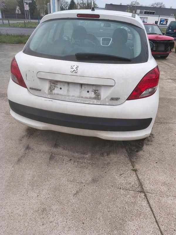 Gebraucht Peugeot 207 70 PS (51 kW) 2011 Weiß Kleinwagen