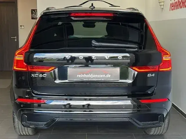 Gebraucht Volvo XC60 Plus 197 PS (144 kW) 2023 Schwarz SUV