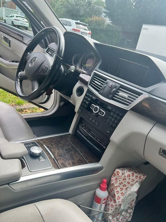 Gebraucht Mercedes E200 136 PS (100 kW) 2012 Weiß Limousine