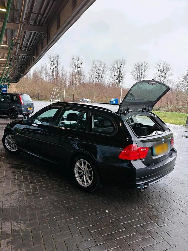 Gebraucht BMW 320 Luxury Line 170 PS (125 kW) 2011 Schwarz Kombi