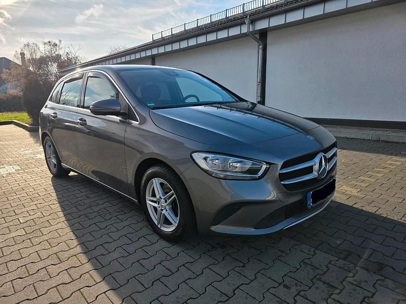 Grau Gebraucht 2019 Mercedes B180 Style Van / Kleinbus | 16.950 € (Guter Preis) - Bild 1/4