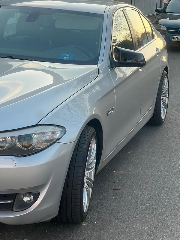 Silber Gebraucht 2010 BMW 523 Limousine | 7.499 € (Superpreis) - Bild 1/4