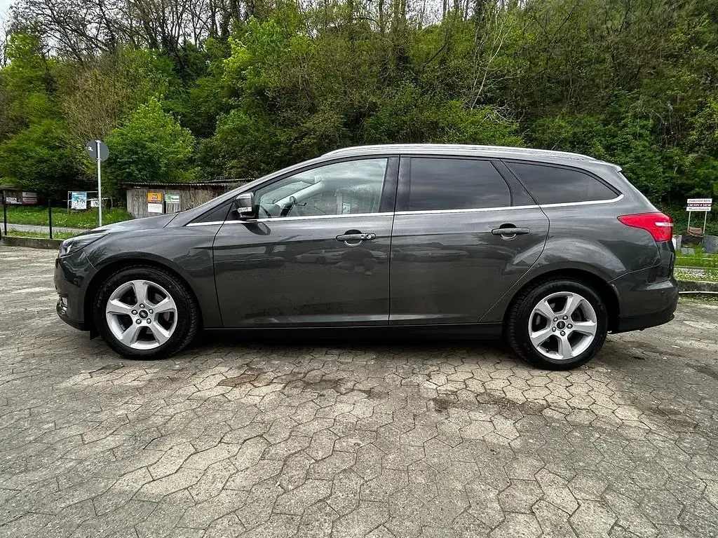 Gebraucht Ford Focus Titanium 125 PS (91 kW) 2016 Grau Limousine