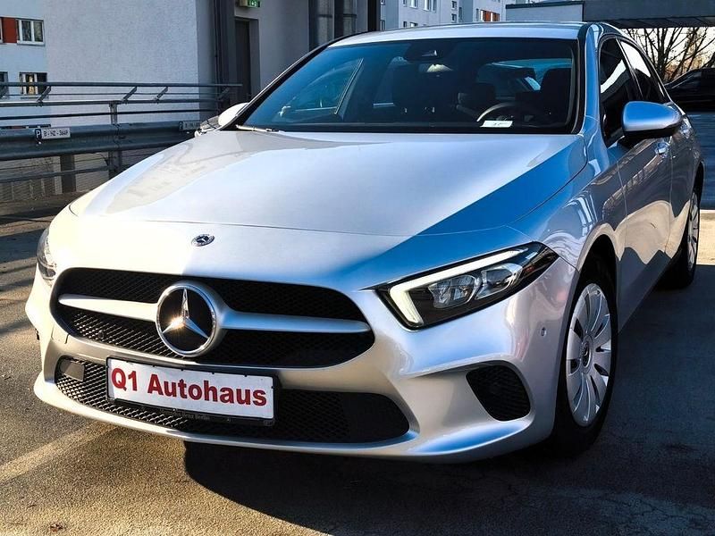 Silber Gebraucht 2022 Mercedes A180 Limousine | 20.490 € (Superpreis) - Bild 1/4