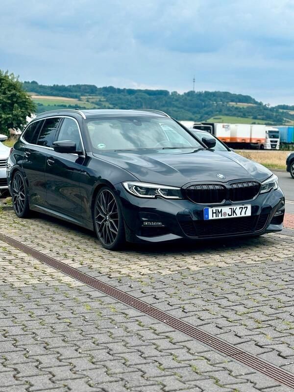 Schwarz Gebraucht 2020 BMW 320 M Sport Kombi | 31.750 € (Fairer Preis) - Bild 1/4