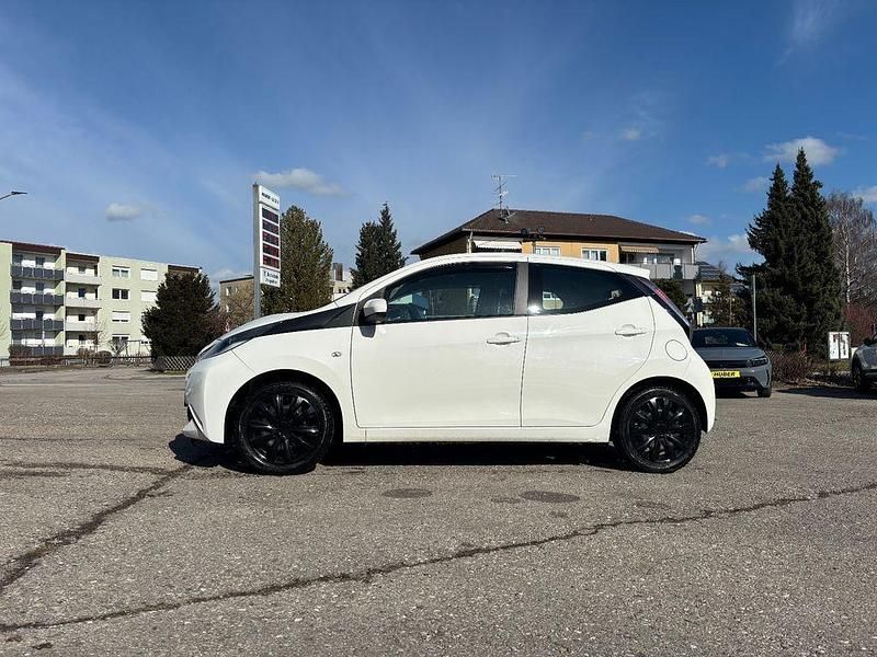 Gebraucht Toyota Aygo X-play 69 PS (50 kW) 2014 Weiß Kleinwagen