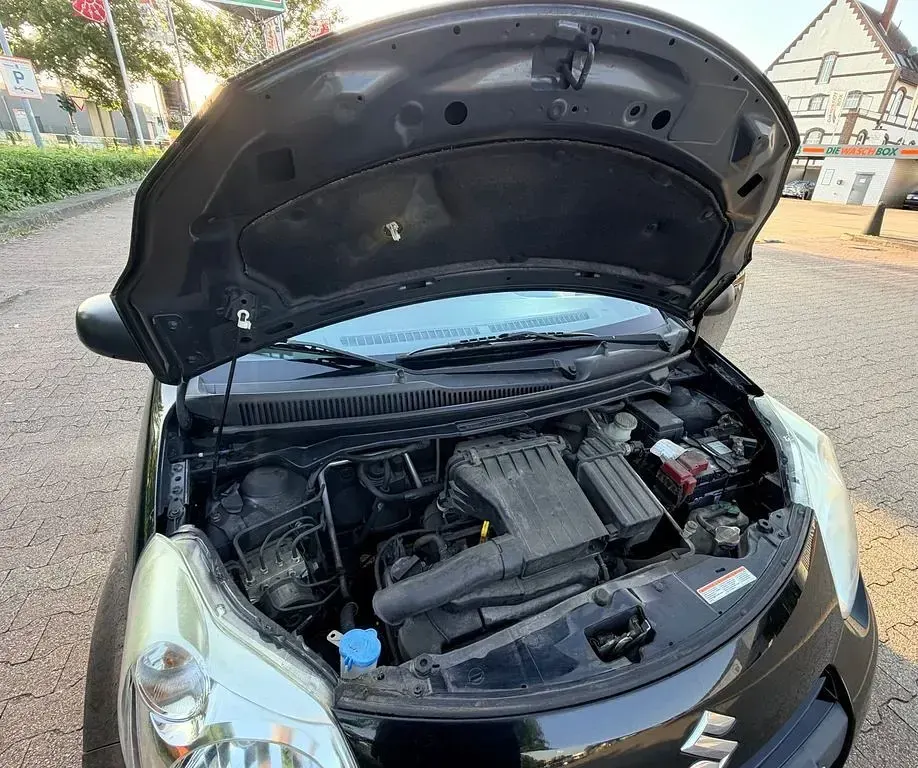 Gebraucht Suzuki Alto 68 PS (50 kW) 2011 Schwarz Kleinwagen