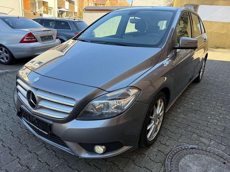 Mountaingrau met. Gebraucht 2014 Mercedes B180 Van / Kleinbus | 12.398 € (Guter Preis) - Bild 1/4