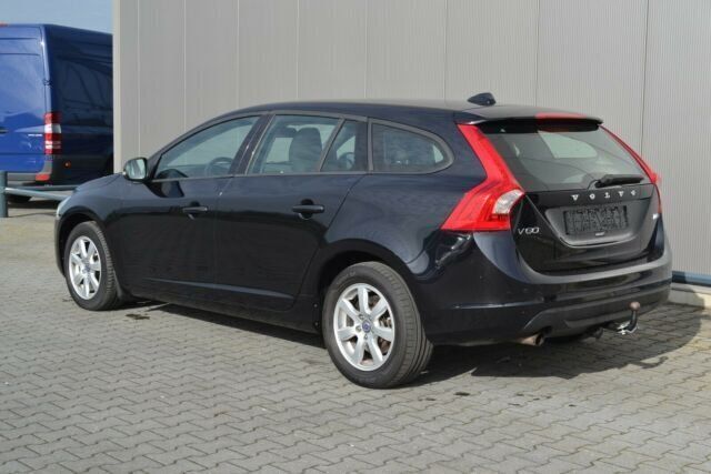 Gebraucht Volvo V60 Kinetic 163 PS (119 kW) 2012 Schwarz metallic Kombi