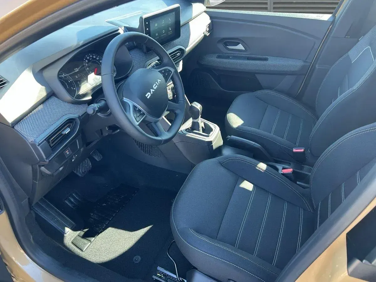Neu Dacia Sandero Expression 91 PS (66 kW) 2026 Safaribeige SUV