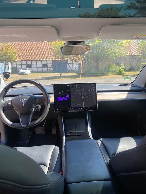 Weiß Gebraucht 2020 Tesla Model 3 Standard Range Plus Limousine | 22.900 € (Etwas zu teuer) - Bild 1/4