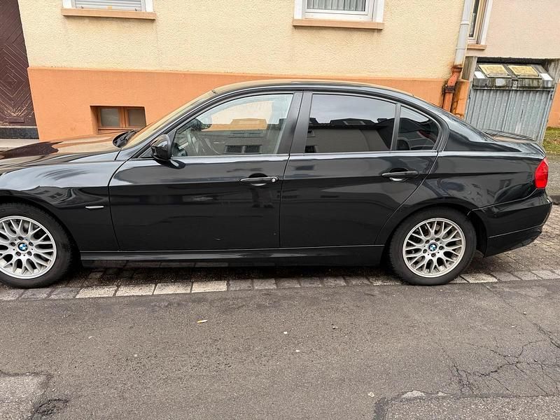 Gebraucht BMW 320 177 PS (130 kW) 2009 Schwarz Limousine