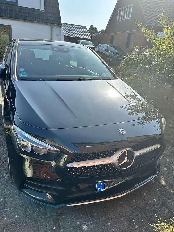 Schwarz Gebraucht 2019 Mercedes B180 AMG line Van / Kleinbus | 17.500 € (Superpreis) - Bild 1/4