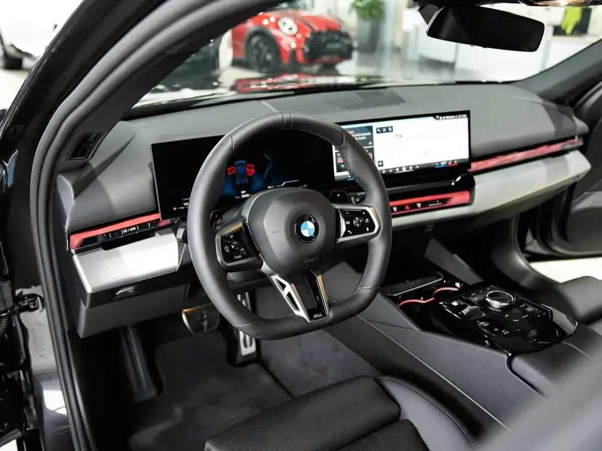 Gebraucht BMW 520 M Sport 197 PS (144 kW) 2025 Grau Kombi