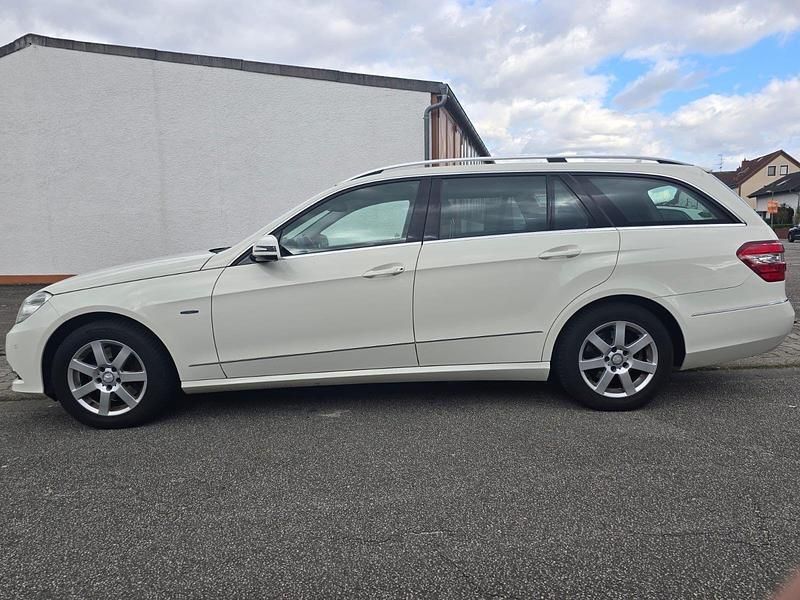 Weiß Gebraucht 2010 Mercedes E350 Avantgarde Kombi | 9.999 € (Guter Preis) - Bild 1/4