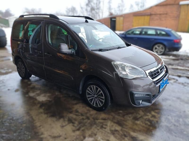 Gebraucht Peugeot Partner Tepee Active 99 PS (72 kW) 2017 Braun Van / Kleinbus