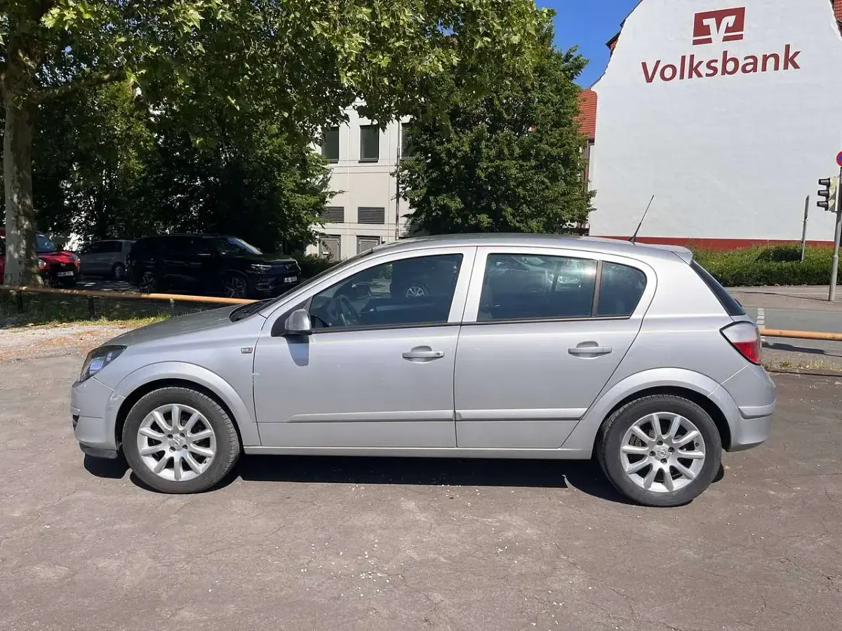 Gebraucht Opel Astra Edition 90 PS (66 kW) 2005 Starsilber iii m2 Kleinwagen