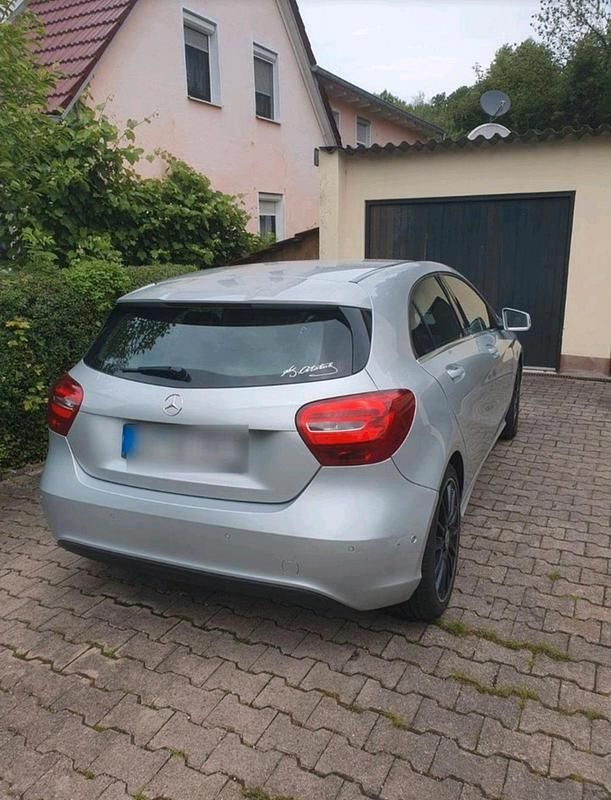 Silber Gebraucht 2017 Mercedes A180 Limousine | 16.500 € (Fairer Preis) - Bild 1/4