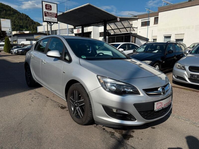 Gebraucht Opel Astra Edition 110 PS (80 kW) 2014 Argon silber/ice silver (m2) Limousine