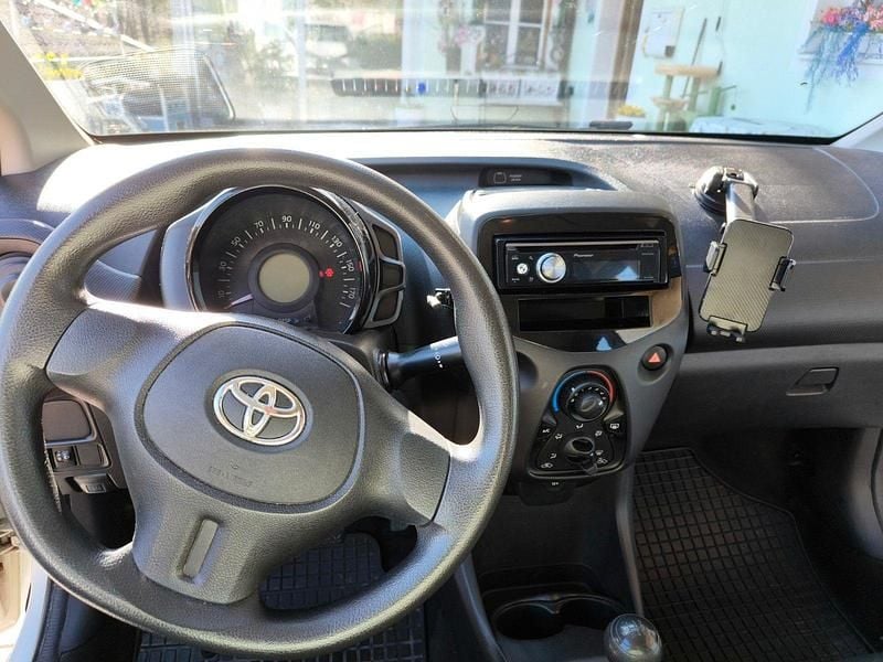 Gebraucht Toyota Aygo 69 PS (50 kW) 2017 Weiß Kleinwagen