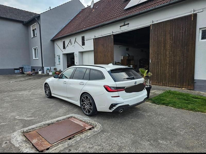 Weiß Gebraucht 2020 BMW 320 M Sport Kombi | 26.850 € (Guter Preis) - Bild 1/4