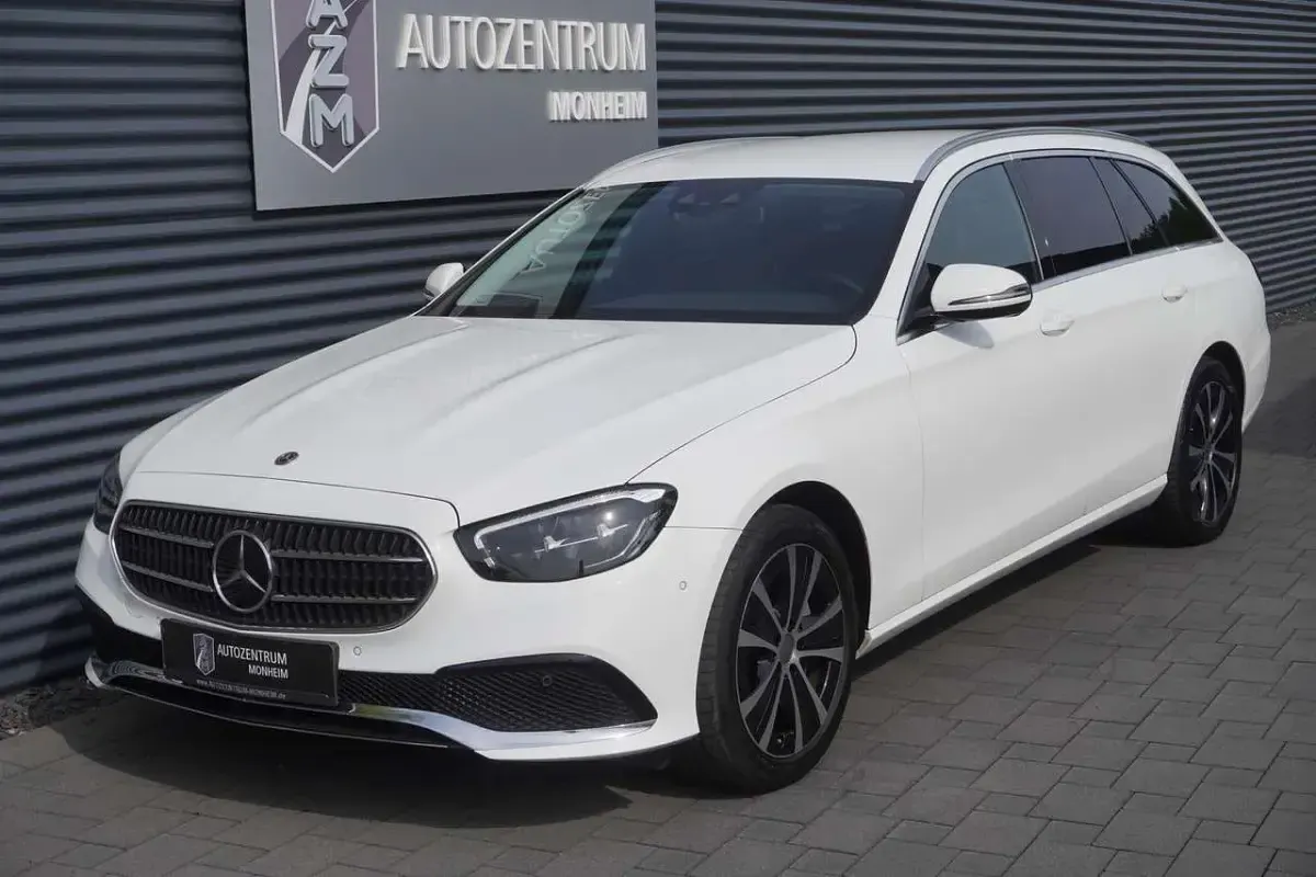 Gebraucht Mercedes E300 306 PS (225 kW) 2022 Polarweiss Kombi