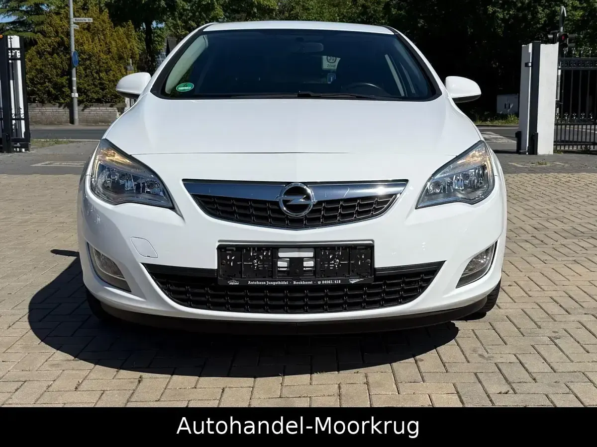 Gebraucht Opel Astra 116 PS (85 kW) 2012 Weiß Limousine