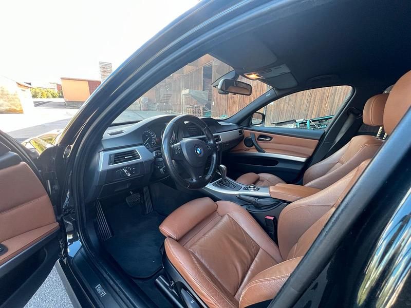 Gebraucht BMW 320 163 PS (119 kW) 2009 Schwarz Kombi