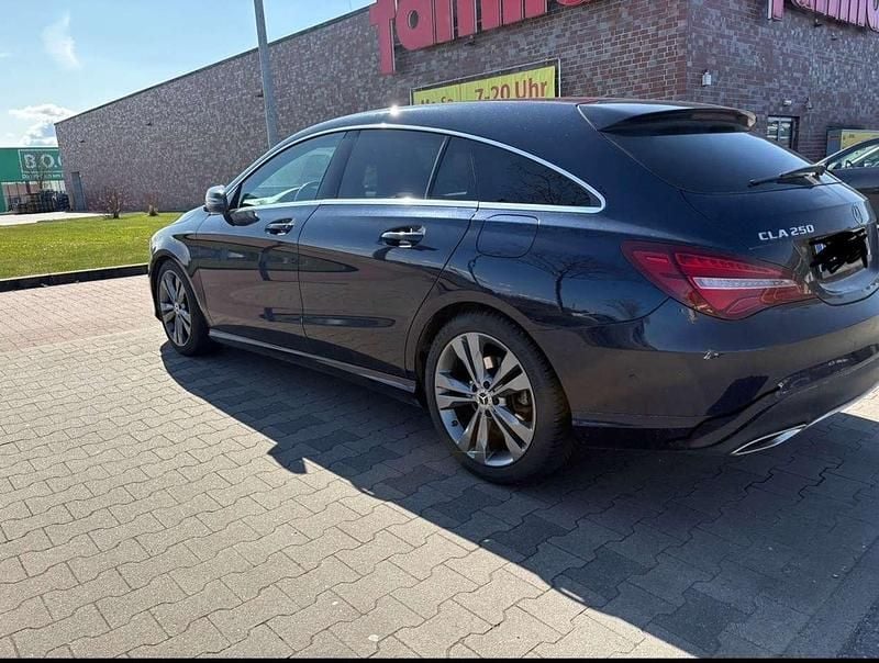 Blau Gebraucht 2018 Mercedes CLA250 Limousine | 15.200 € (Guter Preis) - Bild 1/4