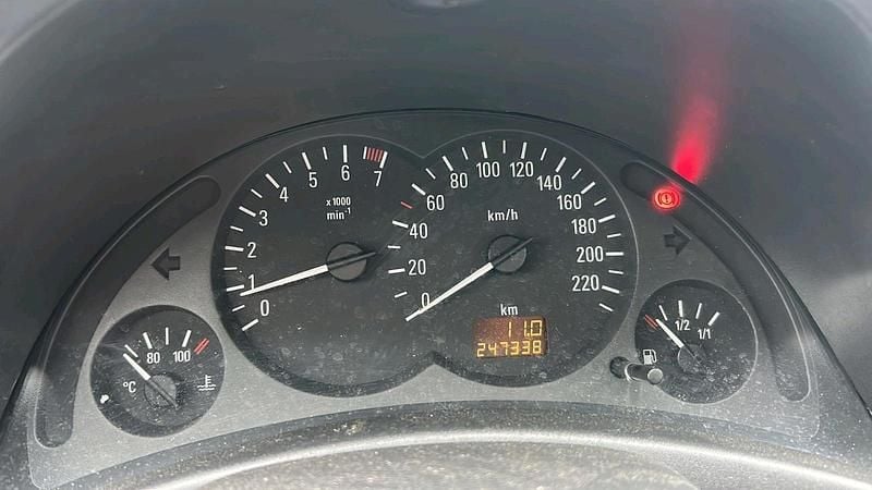 Grau Gebraucht 2003 Opel Corsa Kleinwagen | 400 € (Guter Preis) - Bild 1/4