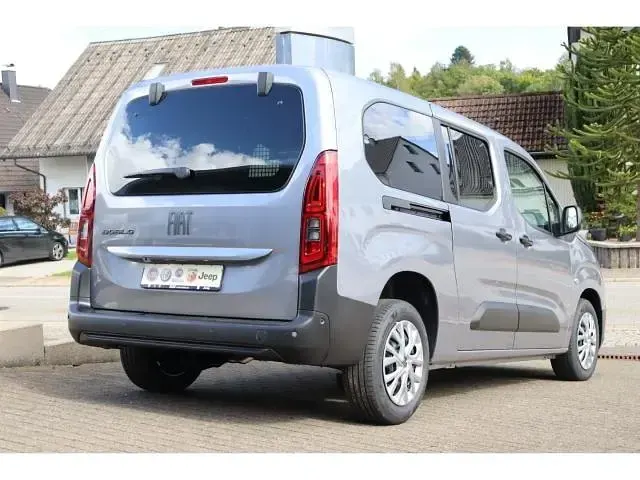 Neu Fiat Doblò Comfort 131 PS (96 kW) 2025 Maestro grau metallic Van / Kleinbus