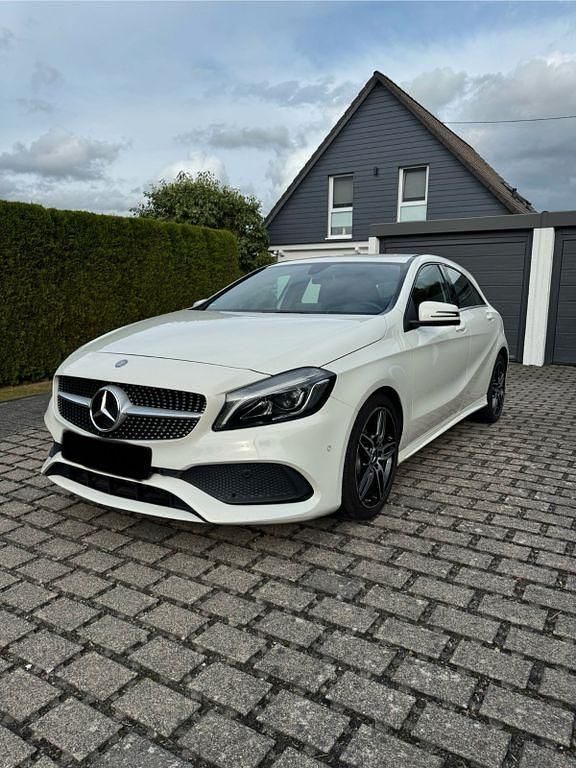 Weiß Gebraucht 2015 Mercedes A180 AMG line Limousine | 13.900 € (Teuer) - Bild 1/4