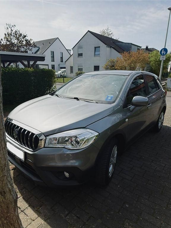 Usado Suzuki SX4 111 HP (81 kW) 2016 Cinzento SUV